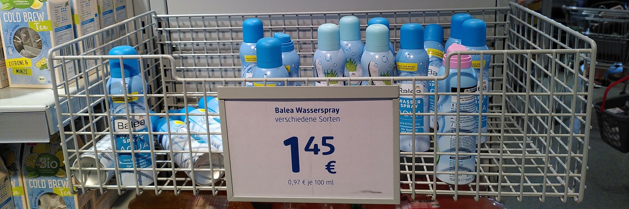 Wasserspray - Pure Erfrischung für Gesicht und Körper - Auch zur Make-up Fixierung - Vitalisiert die Haut - Abkühlung bei Arbeit, Sport und Freizeit Belebender Frische-Kick: Das Balea Wasserspray Aqua erfrischt Gesicht und Körper. Es vitalisiert die Haut und versorg