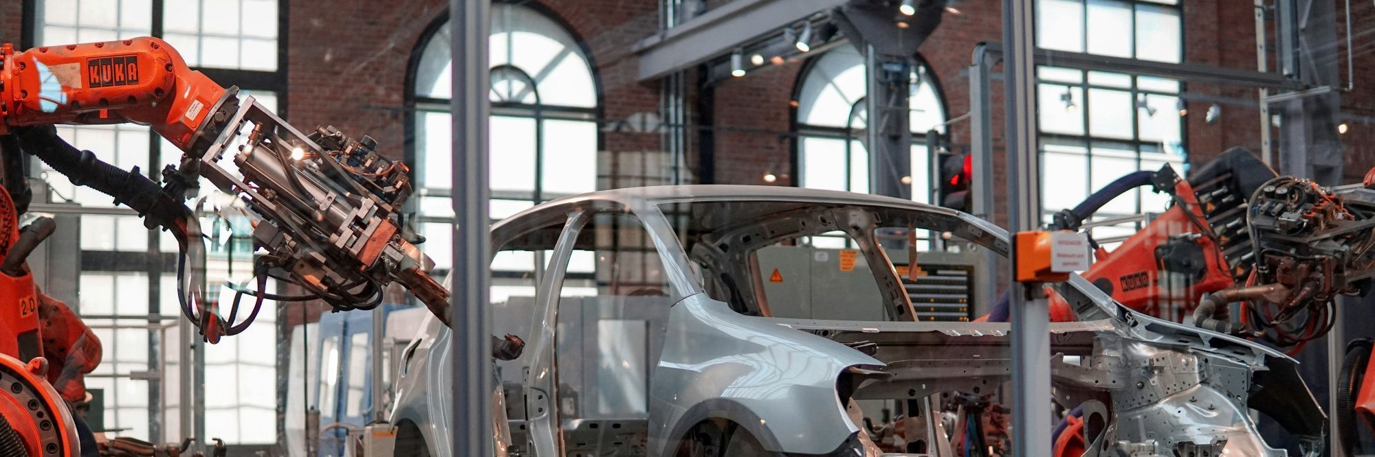 Roboter in einer Autofabrik