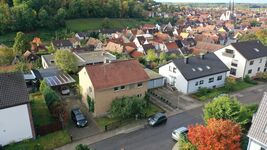 20191016-103525-air.jpg Schrägansicht mit Dorfkern im Hintergrund