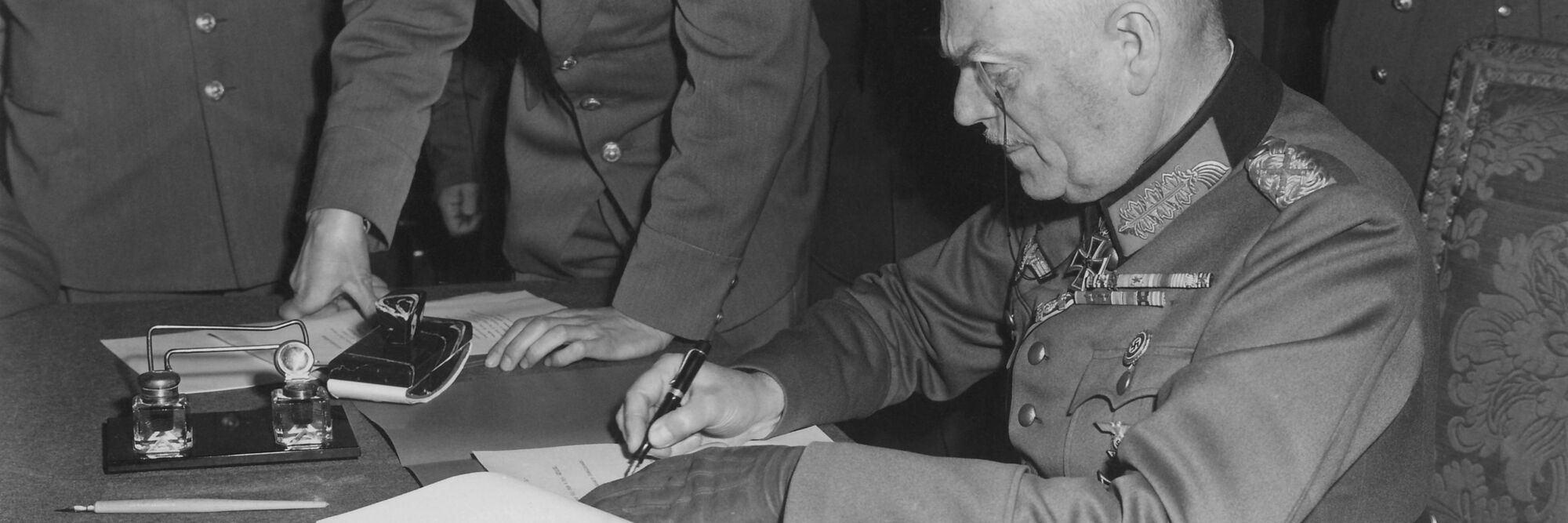Field Marshall Keitel signs German surrender terms in Berlin 8. Mai 1945 bedingungslose Kapitulation der deutschen Wehrmacht