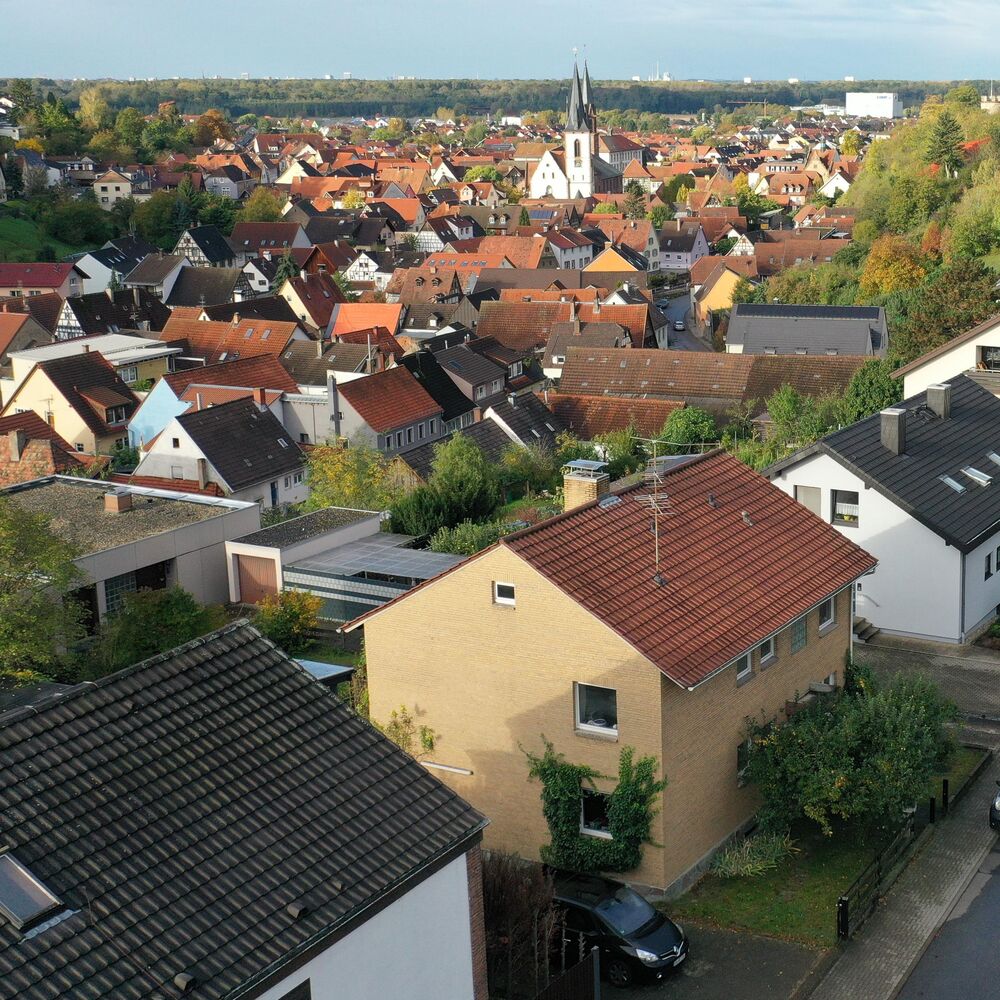 Schrägansicht mit Dorfkern Weingarten im Hintergrund