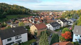 20191016-103552-air.jpg Schrägansicht mit Dorfkern im Hintergrund