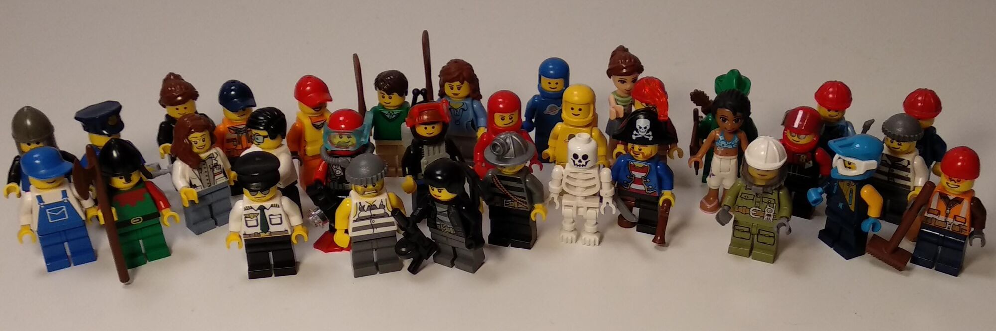 lego-people Soviele Menschen und alle sind verschieden! Ansammlung von verschiedenen Lego-Minifigs