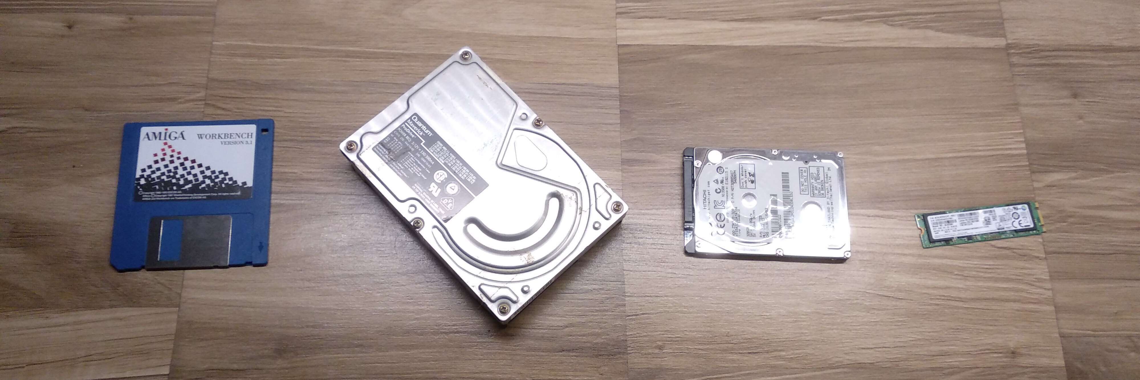 Moorsches Gesetzt: die Verdopplung der Intetragionsdichte alle zwei Jahre von links nach rechts:   - 3.5" Diskette DD, 880kByte   - 3.5" HDD, 540 MByte   - 2.5" HDD, 320 GByte  - M2 SSD (20 x 80mm), 256 GByte