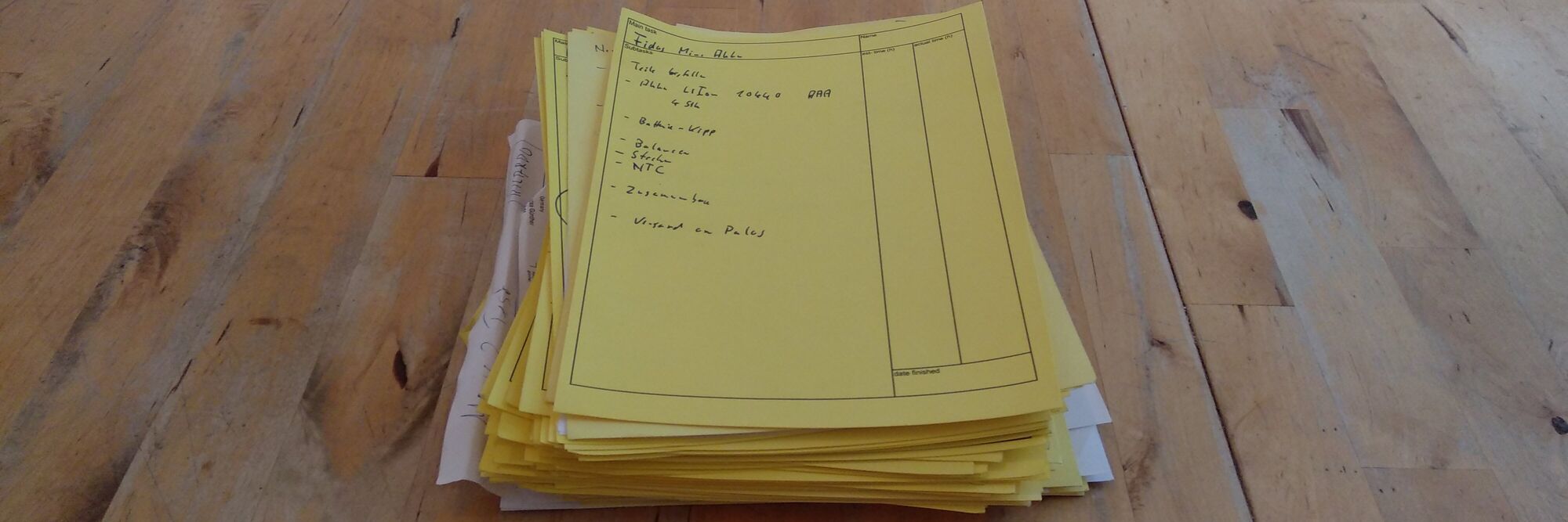 erledigt Done, done and done! Ein Stapel erledigter Aufgaben