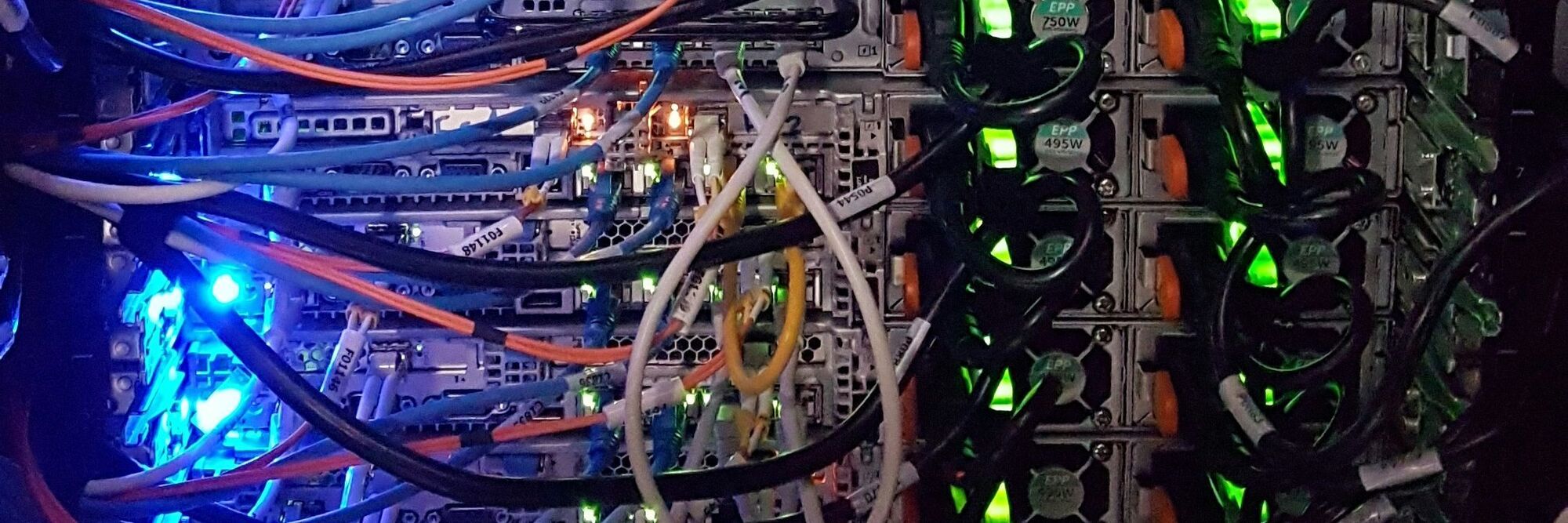 1HE Server im Rack Es blinkt: 1HE Server stapeln sich in einem Rack
