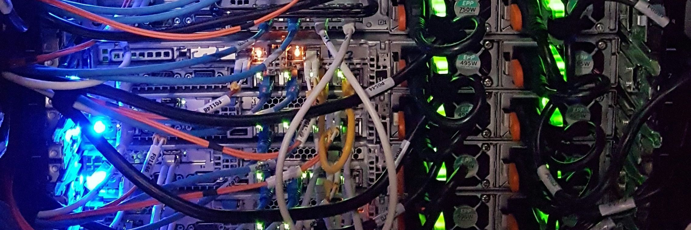 Es blinkt: 1HE Server stapeln sich in einem Rack