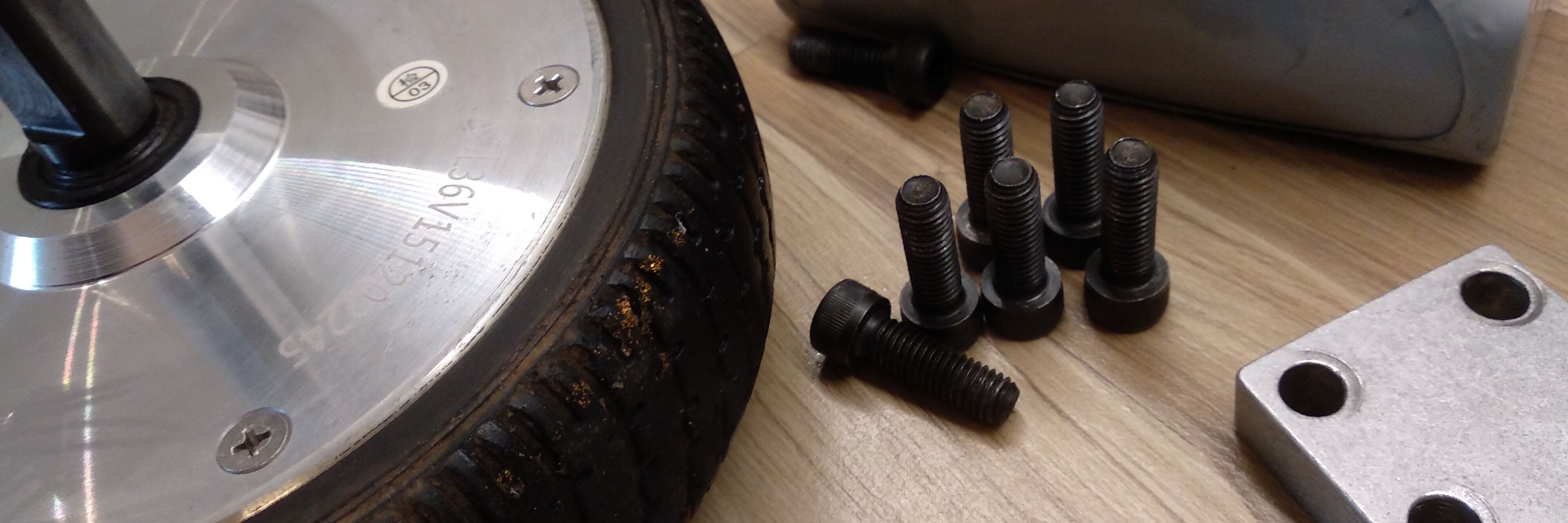 Goldspuren am Rad und blondes Haar um die Achse gewickelt