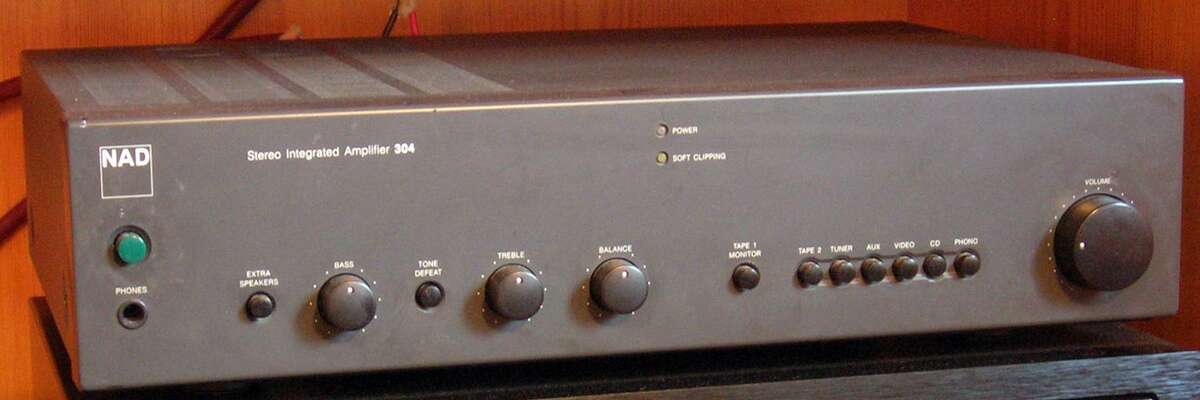 Audioverstärker von NAD aus den 1990er Jahren