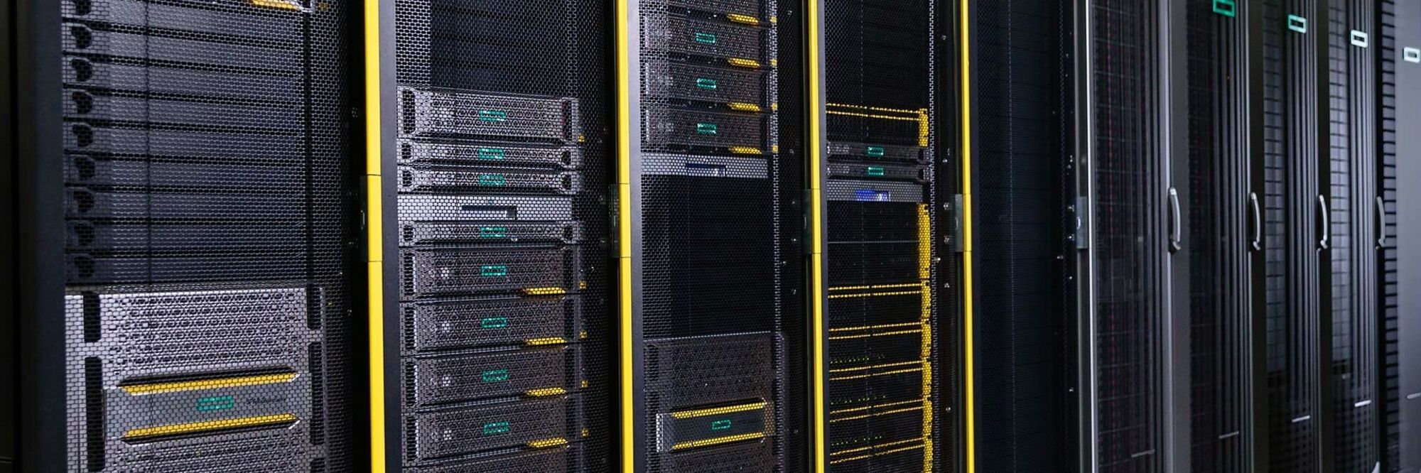 More Server Racks Server Racks in einem Rechenzentum