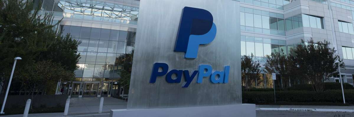 PayPal Logo vor dem Gebäude