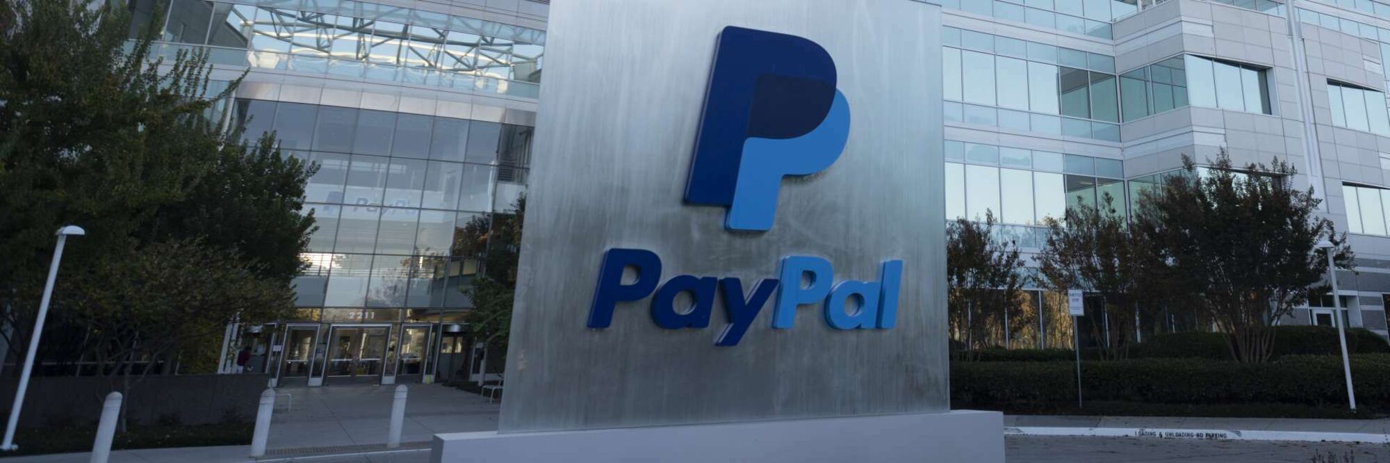 PayPal PayPal Logo vor dem Gebäude