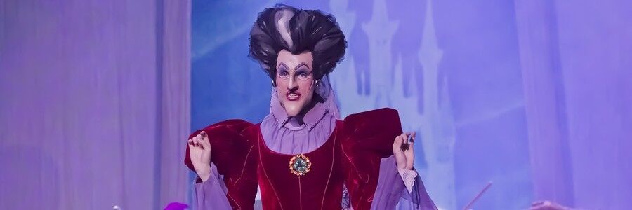 Stiefmutter herausgeputzt