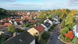 20191016-103621-air.jpg Schrägansicht Ruländerweg mit Dorfkern im Hintergrund