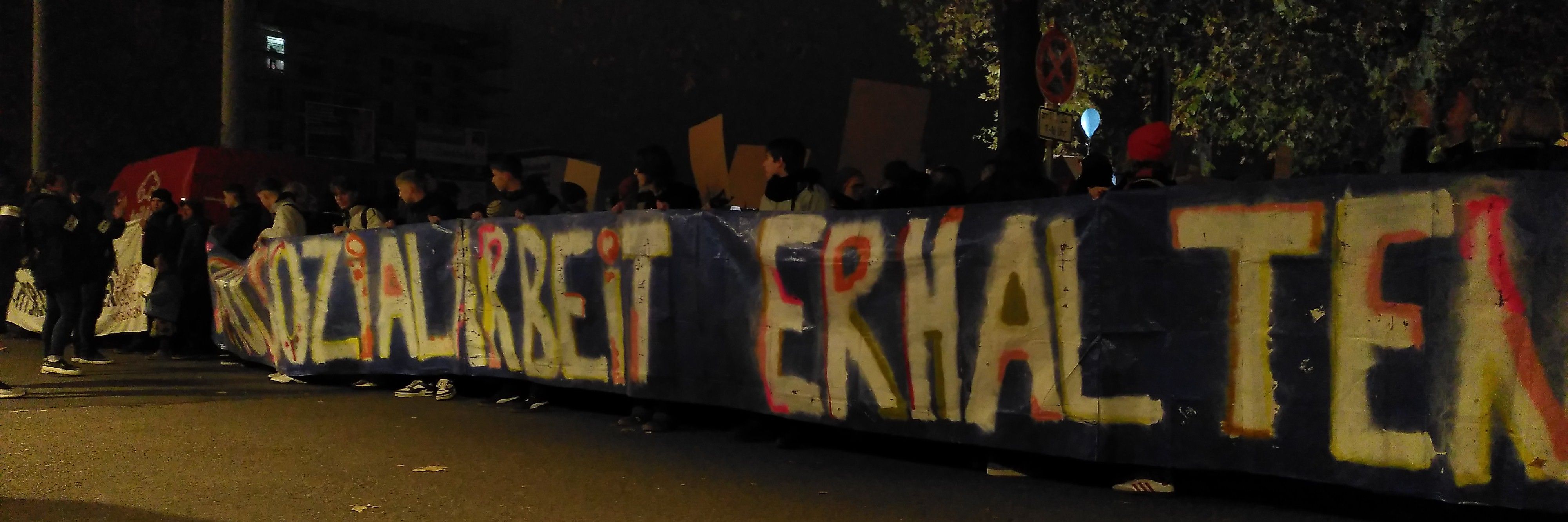 Demo gegen geplante K&uuml;rzungen bei Sozialarbeit an Schulen etc.