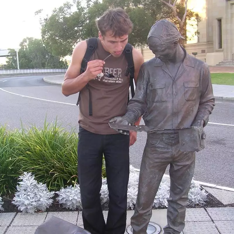 gERD fragt die Statue um Rat